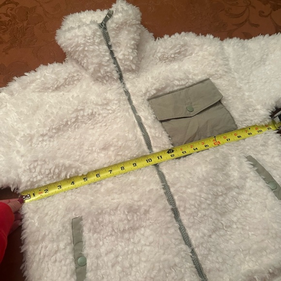 Abercrombie & Fitch Sherpa Jacket with Olive Accents and Stand-Up Collar - Picture 9 of 9